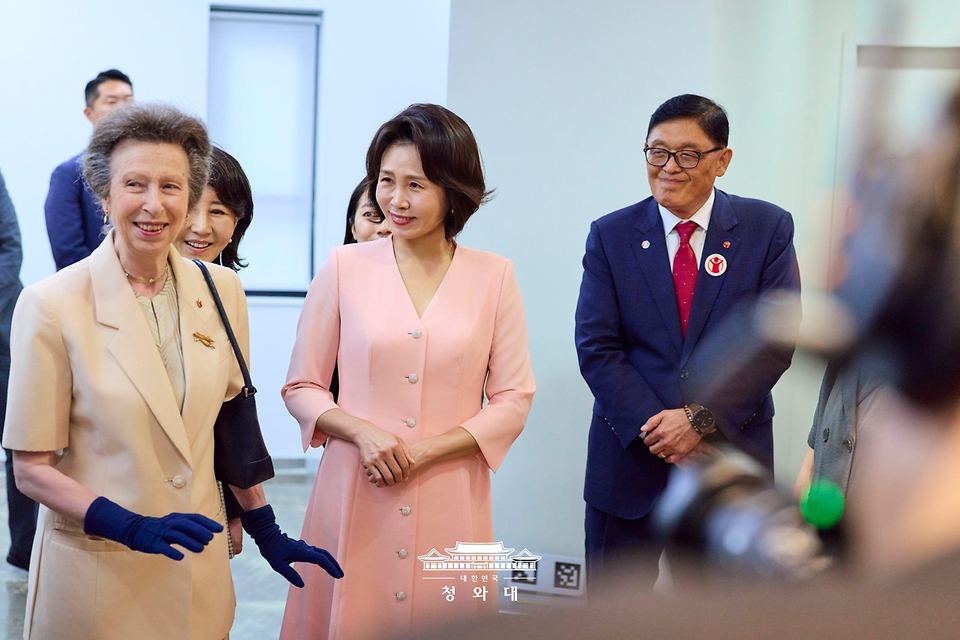 김혜경 여사와 영국 찰스 3세 국왕의 동생 앤 공주가 7월 15일 서울 마포구 세이브더칠드런 코리아를 방문하고 있다.
