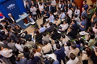 이재명 대통령이 7월 15일 청와대 춘추관을 방문해 출입기자들과 간담회를 하고 있다.