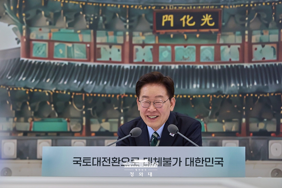 이재명 대통령이 7월 16일 청와대 영빈관에서 열린 국토교통부, 농림축산식품부, 해양수산부 등에 대한 부처 업무보고에서 발언하고 있다.