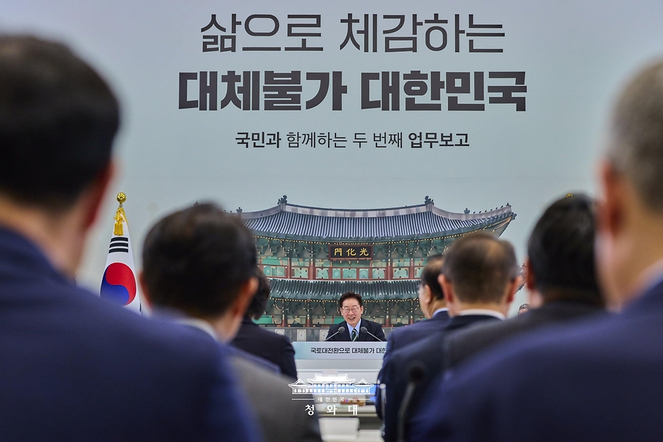 이재명 대통령이 7월 16일 청와대 영빈관에서 열린 국토교통부, 농림축산식품부, 해양수산부 등에 대한 부처 업무보고에서 발언하고 있다.