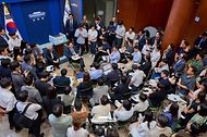 이재명 대통령이 7월 15일 청와대 춘추관을 방문해 출입기자들과 간담회를 하고 있다.