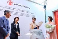 김혜경 여사와 영국 찰스 3세 국왕의 동생 앤 공주가 7월 15일 서울 마포구 세이브더칠드런 코리아에서 기념현판 제막식에 참석하고 있다.
