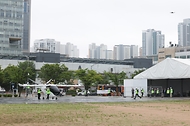 7월 15일 인천대학교 INU이노베이션센터에서 열린 2026 대한민국 드론·UAM 박람회 및 도심항공교통(UAM) 비행 쇼케이스에서 UAM 기체가 공개되고 있다.이날 예정됐던 UAM 기체 비행은 원인 미상의 전파 간섭과 방해로 연기됐다.