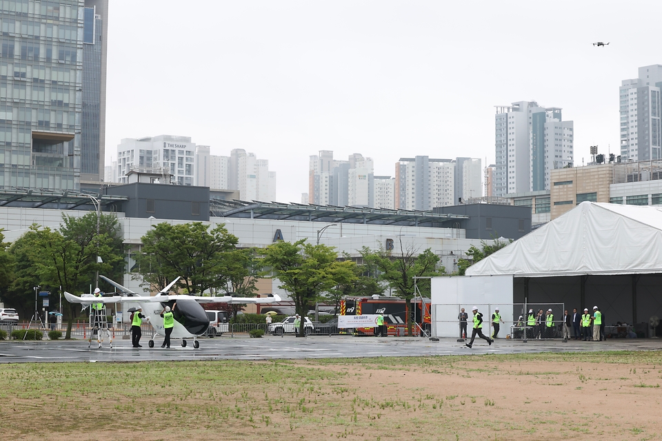 7월 15일 인천대학교 INU이노베이션센터에서 열린 2026 대한민국 드론·UAM 박람회 및 도심항공교통(UAM) 비행 쇼케이스에서 UAM 기체가 공개되고 있다.이날 예정됐던 UAM 기체 비행은 원인 미상의 전파 간섭과 방해로 연기됐다.