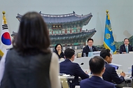 이재명 대통령이 7월 16일 청와대 영빈관에서 열린 국토교통부, 농림축산식품부, 해양수산부 등에 대한 부처 업무보고에서 참석자의 발언을 듣고 있다.