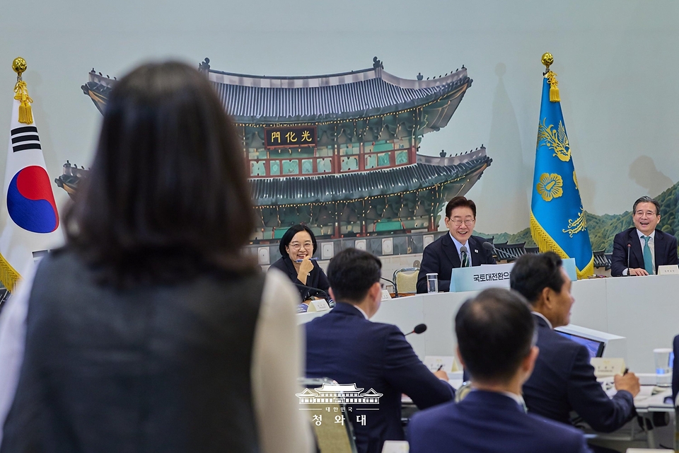 이재명 대통령이 7월 16일 청와대 영빈관에서 열린 국토교통부, 농림축산식품부, 해양수산부 등에 대한 부처 업무보고에서 참석자의 발언을 듣고 있다.