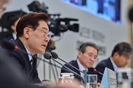 이재명 대통령이 7월 16일 청와대 영빈관에서 열린 국토교통부, 농림축산식품부, 해양수산부 등에 대한 부처 업무보고에서 발언하고 있다.