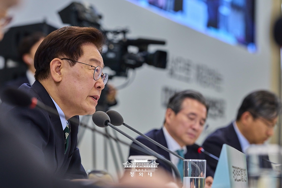이재명 대통령이 7월 16일 청와대 영빈관에서 열린 국토교통부, 농림축산식품부, 해양수산부 등에 대한 부처 업무보고에서 발언하고 있다.