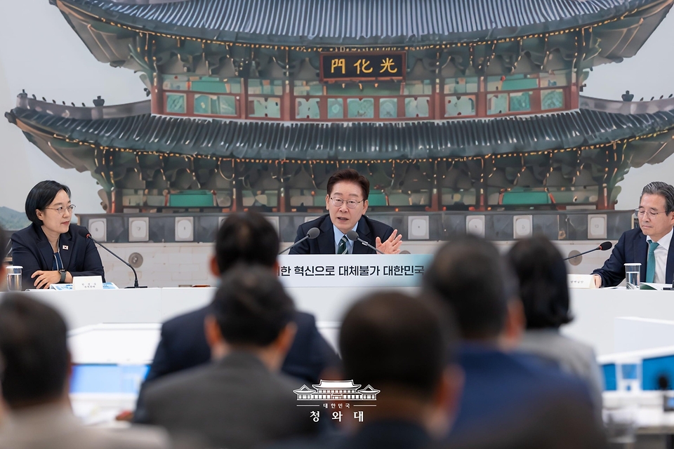 이재명 대통령이 7월 16일 청와대 영빈관에서 열린 과학기술정보통신부, 방송미디어통신위원회, 개인정보보호위원회 등에 대한 업무보고에서 발언하고 있다.