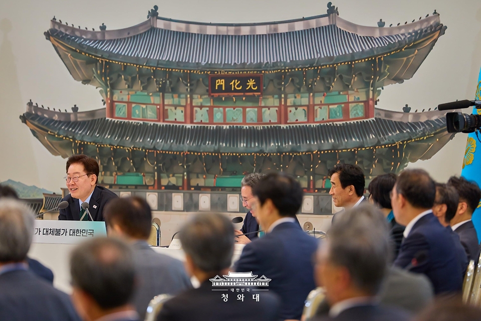 이재명 대통령이 7월 16일 청와대 영빈관에서 열린 보건복지부, 식품의약품안전처, 성평등가족부, 국민권익위원회 등에 대한 부처 업무보고에서 발언하고 있다.