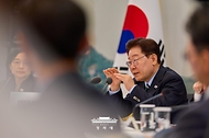 이재명 대통령이 7월 16일 청와대 영빈관에서 열린 보건복지부, 식품의약품안전처, 성평등가족부, 국민권익위원회 등에 대한 부처 업무보고에서 발언하고 있다.