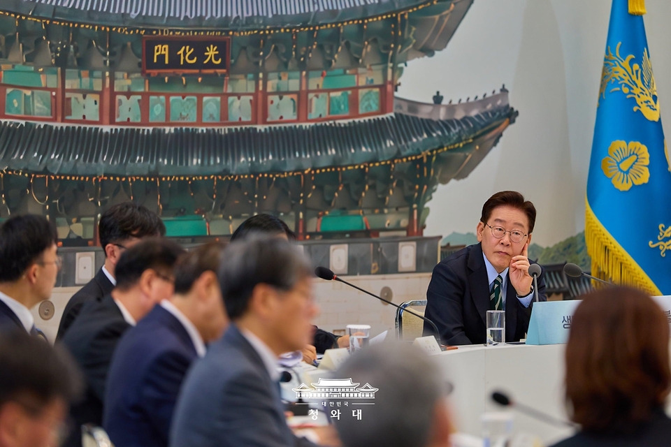 이재명 대통령이 7월 16일 청와대 영빈관에서 열린 보건복지부, 식품의약품안전처, 성평등가족부, 국민권익위원회 등에 대한 부처 업무보고에서 참석자의 발언을 듣고 있다.