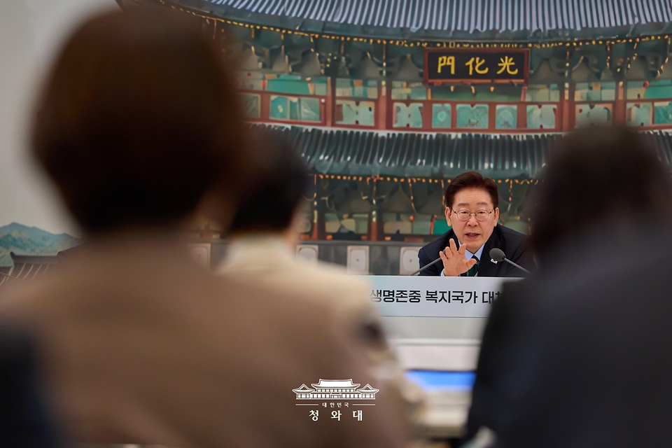 이재명 대통령이 7월 16일 청와대 영빈관에서 열린 보건복지부, 식품의약품안전처, 성평등가족부, 국민권익위원회 등에 대한 부처 업무보고에서 발언하고 있다.
