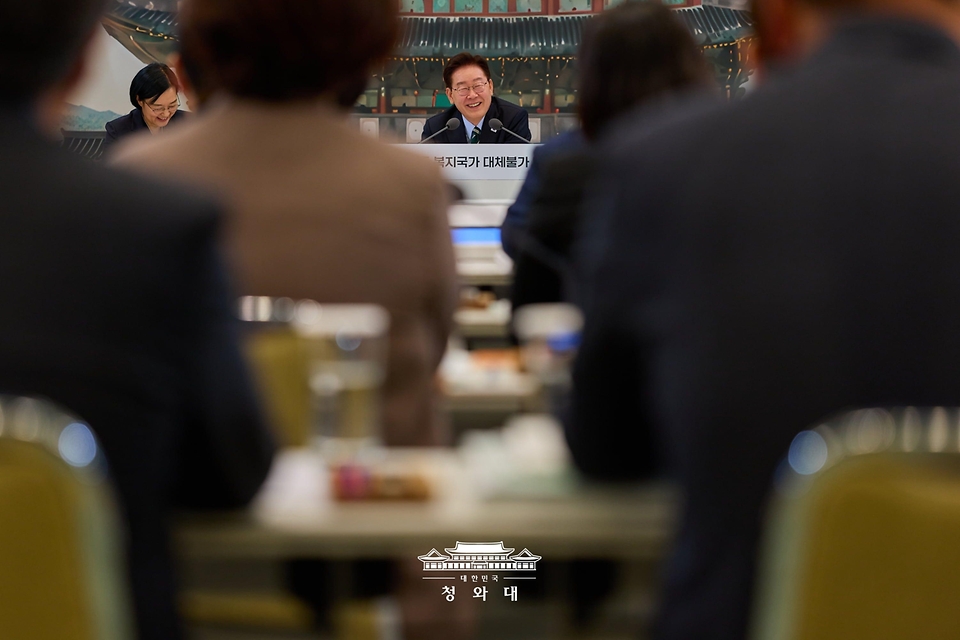 이재명 대통령이 7월 16일 청와대 영빈관에서 열린 보건복지부, 식품의약품안전처, 성평등가족부, 국민권익위원회 등에 대한 부처 업무보고에서 발언하고 있다.