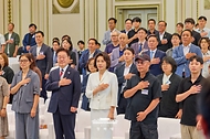 이재명 대통령과 김혜경 여사가 7월 17일 청와대 영빈관에서 열린 '빛의 위원회' 출범기념 시민초청행사에서 국민의례를 하고 있다.