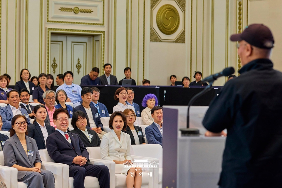 이재명 대통령이 7월 17일 청와대 영빈관에서 열린 '빛의 위원회' 출범기념 시민초청행사에서 참석자의 발언을 듣고 있다.