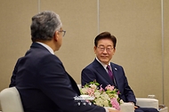 이재명 대통령이 7월 19일 부산에서 제48차 유네스코 세계유산위원회 개회식에 앞서 칼레드 엘에나니 유네스코 사무총장을 접견하고 있다.