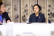 한성숙 국무총리가 7월 19일 서울 종로구 총리 서울공관에서 김기문 중소기업중앙회장 등 중소기업협단체장들과 함께 오찬 전 대화를 나누고 있다.