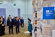 이재명 대통령과 김혜경 여사가 7월 19일 부산에서 열린 제48차 유네스코 세계유산위원회 개회식에 앞서 대한민국관 투어를 하고 있다.