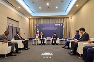이재명 대통령이 7월 19일 부산에서 제48차 유네스코 세계유산위원회 개회식에 앞서 칼레드 엘에나니 유네스코 사무총장을 접견하고 있다.