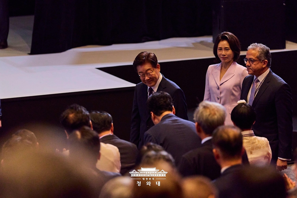 이재명 대통령과 김혜경 여사가 7월 19일 부산에서 열린 제48차 유네스코 세계유산위원회 개회식에 칼레드 엘에나니 유네스코 사무총장과 함께 입장하고 있다.