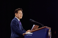 이재명 대통령이 7월 19일 부산에서 열린 제48차 유네스코 세계유산위원회 개회식에서 축사를 하고 있다.
