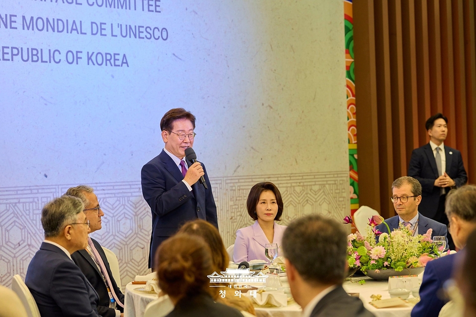 이재명 대통령이 7월 19일 부산에서 열린 제48차 유네스코 세계유산위원회 내빈 초청 만찬에서 인사말을 하고 있다.