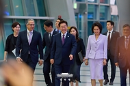 이재명 대통령과 김혜경 여사가 7월 19일 부산에서 열린 제48차 유네스코 세계유산위원회 개회식에 앞서 대한민국관 투어를 위해 이동하고 있다.