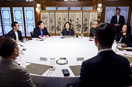 한성숙 국무총리가 7월 19일 서울 종로구 총리 서울공관에서 김기문 중소기업중앙회장 등 중소기업협단체장들과 함께 오찬 전 대화를 나누고 있다.