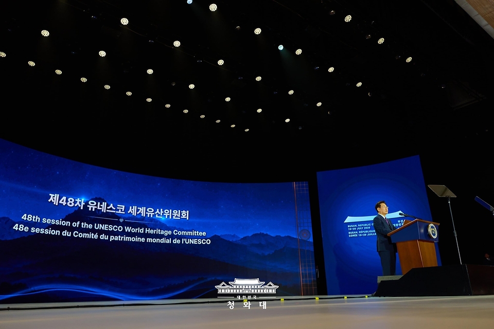 이재명 대통령이 7월 19일 부산에서 열린 제48차 유네스코 세계유산위원회 개회식에서 축사를 하고 있다.