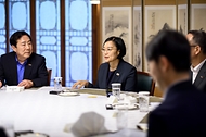 한성숙 국무총리가 7월 19일 서울 종로구 총리 서울공관에서 김기문 중소기업중앙회장 등 중소기업협단체장들과 함께 오찬 전 대화를 나누고 있다.