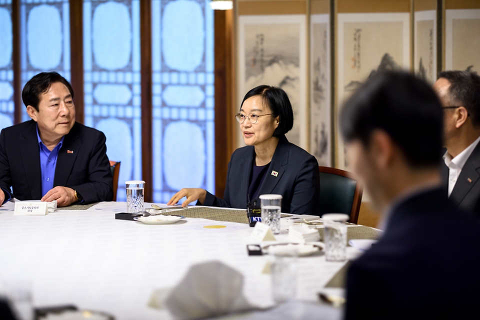한성숙 국무총리가 7월 19일 서울 종로구 총리 서울공관에서 김기문 중소기업중앙회장 등 중소기업협단체장들과 함께 오찬 전 대화를 나누고 있다.