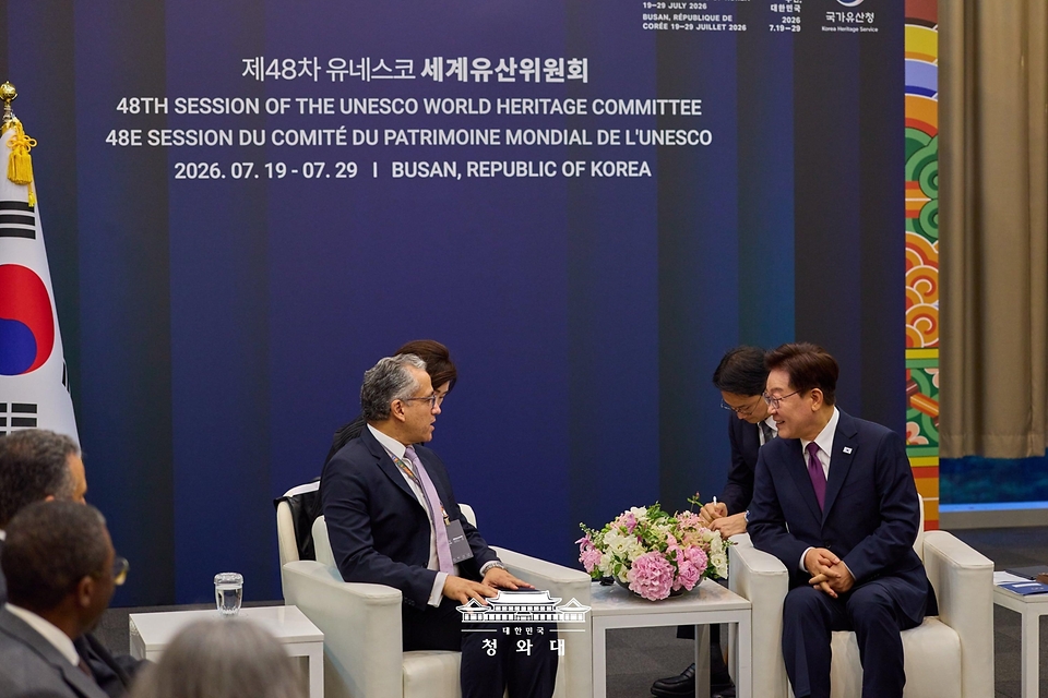 이재명 대통령이 7월 19일 부산에서 제48차 유네스코 세계유산위원회 개회식에 앞서 칼레드 엘에나니 유네스코 사무총장을 접견하고 있다.