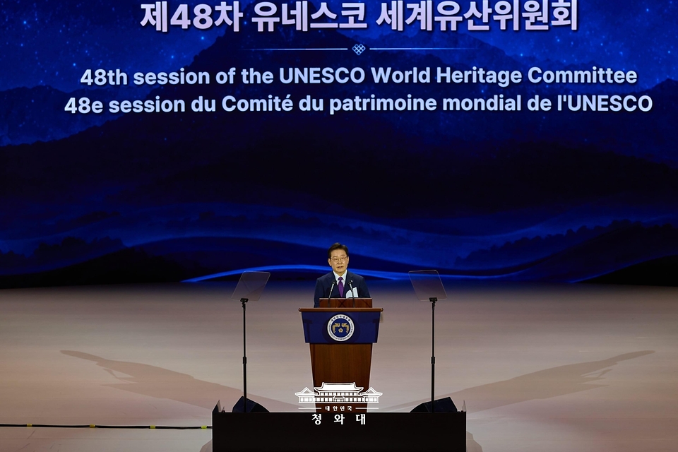 이재명 대통령이 7월 19일 부산에서 열린 제48차 유네스코 세계유산위원회 개회식에서 축사를 하고 있다.