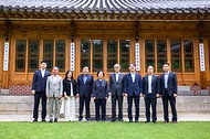 한성숙 국무총리가 7월 19일 서울 종로구 총리 서울공관에서 김기문 중소기업중앙회장 등 중소기업협단체장들과 함께 오찬 전 대화를 나누고 있다.
