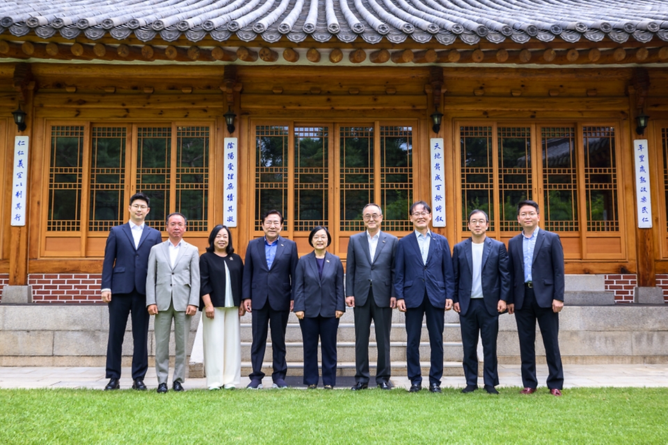 한성숙 국무총리가 7월 19일 서울 종로구 총리 서울공관에서 김기문 중소기업중앙회장 등 중소기업협단체장들과 함께 오찬 전 대화를 나누고 있다.