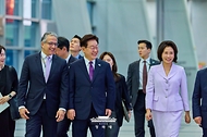 이재명 대통령과 김혜경 여사가 7월 19일 부산에서 열린 제48차 유네스코 세계유산위원회 개회식에 앞서 대한민국관 투어를 위해 이동하고 있다.