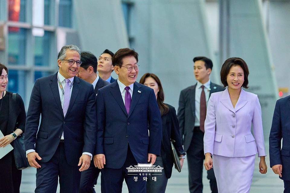 이재명 대통령과 김혜경 여사가 7월 19일 부산에서 열린 제48차 유네스코 세계유산위원회 개회식에 앞서 대한민국관 투어를 위해 이동하고 있다.