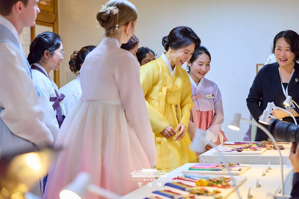 김혜경 여사가 7월 20일 서울 종로구 부암동 무계원 사랑채에서 열린 외국인 청년들과의 한국 전통공예 노리개 제작 체험 행사에서 전통 복식 및 장신구를 관람하고 있다. 