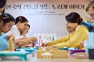 김혜경 여사가 7월 20일 서울 종로구 부암동 무계원 사랑채에서 코리아넷 명예 기자 및 해외 인플루언서 청년들과 함께 전통공예 노리개 제작 체험을 하고 있다.