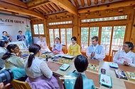 김혜경 여사가 7월 20일 서울 종로구 부암동 무계원 사랑채에서 열린 외국인 청년들과의 한국 전통공예 노리개 제작 체험 행사에서 인사말을 하고 있다.