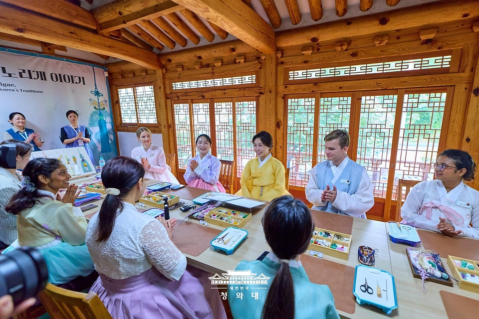 김혜경 여사가 7월 20일 서울 종로구 부암동 무계원 사랑채에서 열린 외국인 청년들과의 한국 전통공예 노리개 제작 체험 행사에서 인사말을 하고 있다.