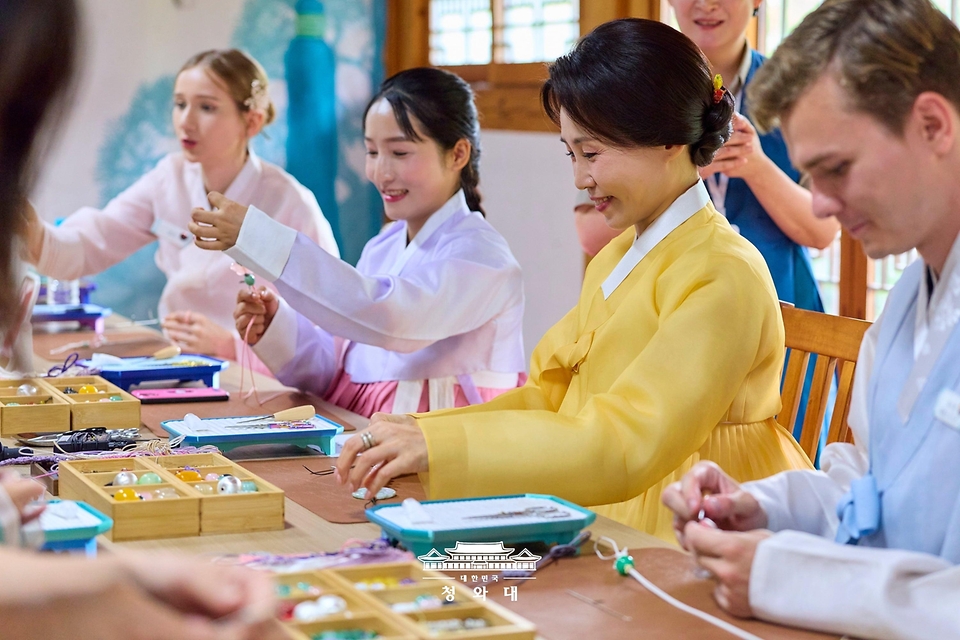 김혜경 여사가 7월 20일 서울 종로구 부암동 무계원 사랑채에서 코리아넷 명예 기자 및 해외 인플루언서 청년들과 함께 전통공예 노리개 제작 체험을 하고 있다.