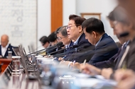 이재명 대통령이 7월 21일 청와대에서 열린 국무회의에서 발언하고 있다.
