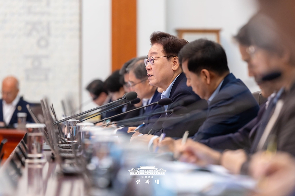 이재명 대통령이 7월 21일 청와대에서 열린 국무회의에서 발언하고 있다.
