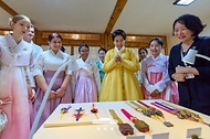 김혜경 여사가 7월 20일 서울 종로구 부암동 무계원 사랑채에서 열린 외국인 청년들과의 한국 전통공예 노리개 제작 체험 행사에서 전통 복식 및 장신구를 관람하고 있다. 