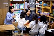 한성숙 국무총리가 7월 22일 서울 마포구 마포구 지역아동센터 나눔공부방을 방문해, 아동돌봄시설 이용 아동들과 소통하고, 관계자 간담회를 진행하고 있다.