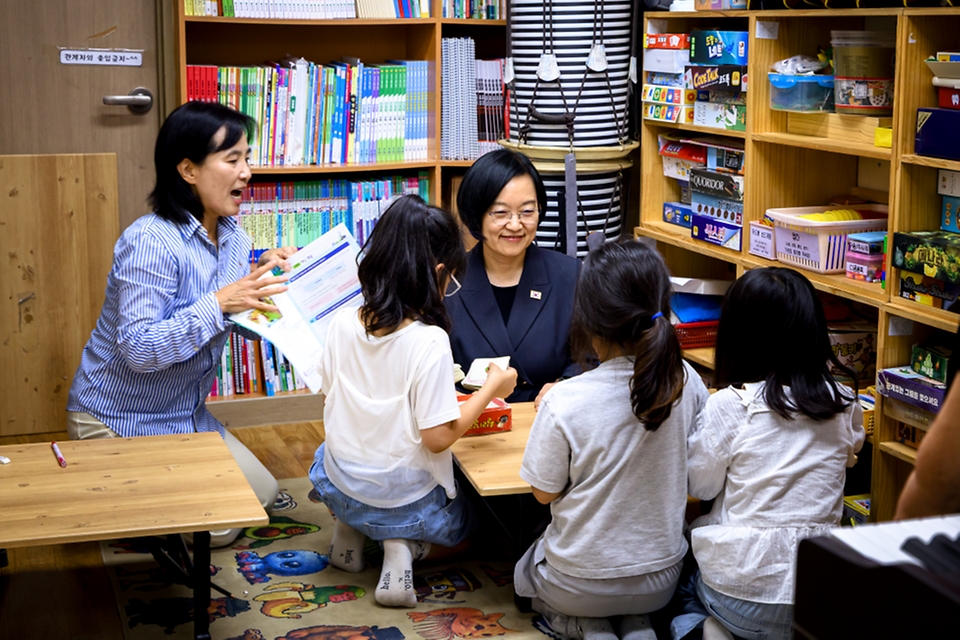 한성숙 국무총리가 7월 22일 서울 마포구 마포구 지역아동센터 나눔공부방을 방문해, 아동돌봄시설 이용 아동들과 소통하고, 관계자 간담회를 진행하고 있다.