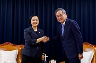 한성숙 국무총리가 7월 22일 서울 종로구 한국기독교회관을 방문, 김정석 한국교회총연합회 대표회장과 대화하고 있다.