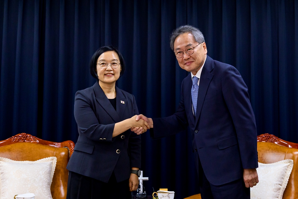 한성숙 국무총리가 7월 22일 서울 종로구 한국기독교회관을 방문, 김정석 한국교회총연합회 대표회장과 대화하고 있다.